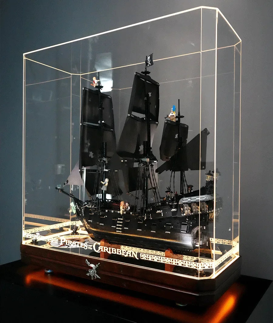 Vitrine LED avec base en bois de qualité supérieure pour LEGO® 10365 Black Pearl | Bois de hêtre et finition miroir | Boîtier en acrylique gravé Or aztèque