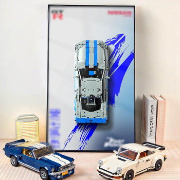 Cadre d'affichage mural premium compatible avec LEGO® Technic™ 42210 Nissan Skyline GT-R (R34)