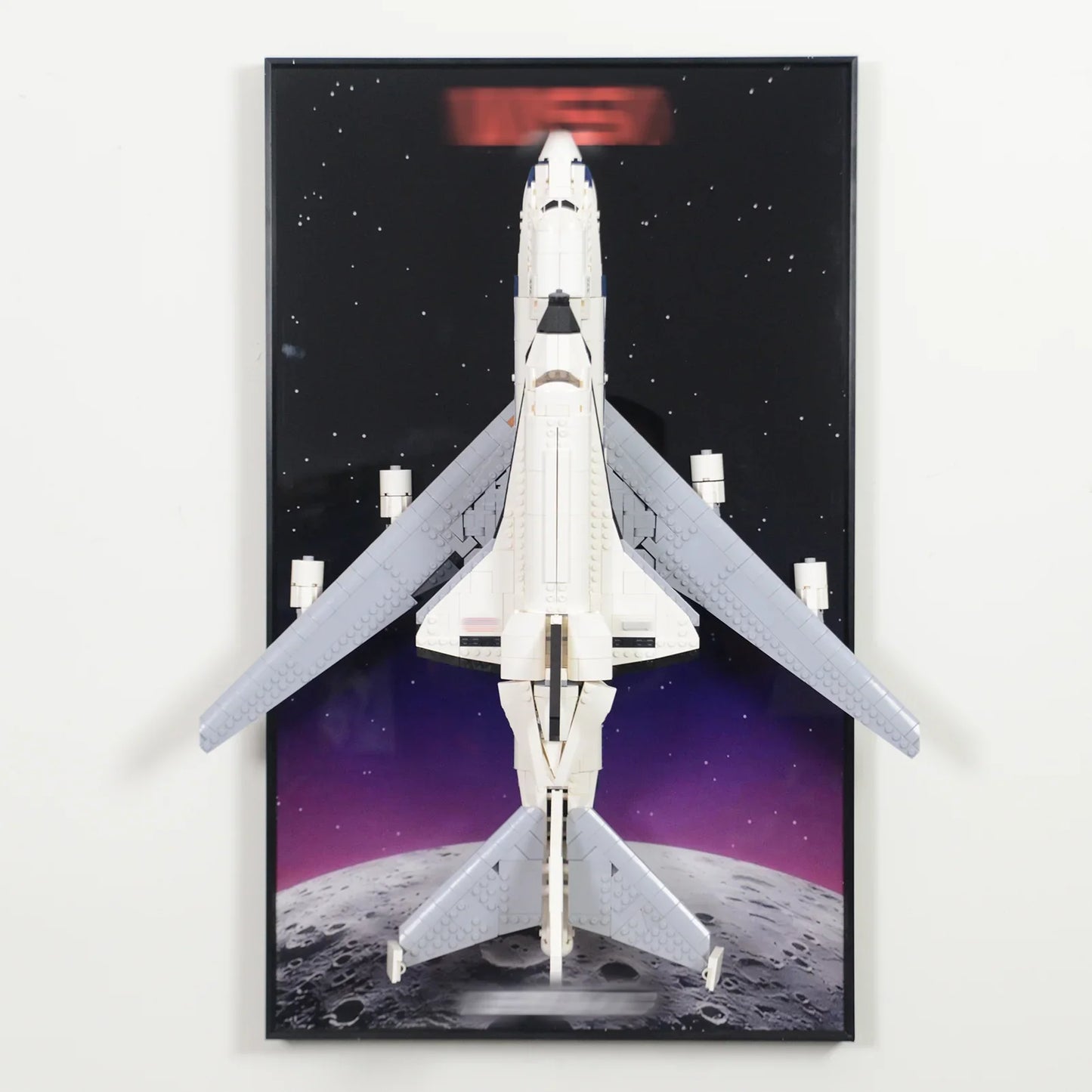 Support mural Premium avec impression compatible avec le set LEGO® Icons Navette spatiale avec transporteur 10360
